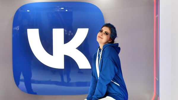 Девушка у стенда социальной сети ВКонтакте
