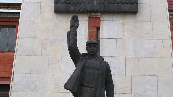 Памятник на территории бывших вагоноремонтных мастерских Московско-Александровской железной дороги