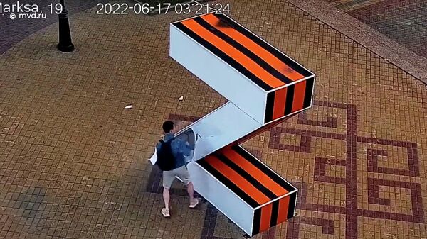 Жители Чебоксар разбили инсталляцию с буквой Z. Видео МВД с кадрами задержания