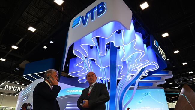 У стенда VTB на выставке XXV Петербургского международного экономического форума