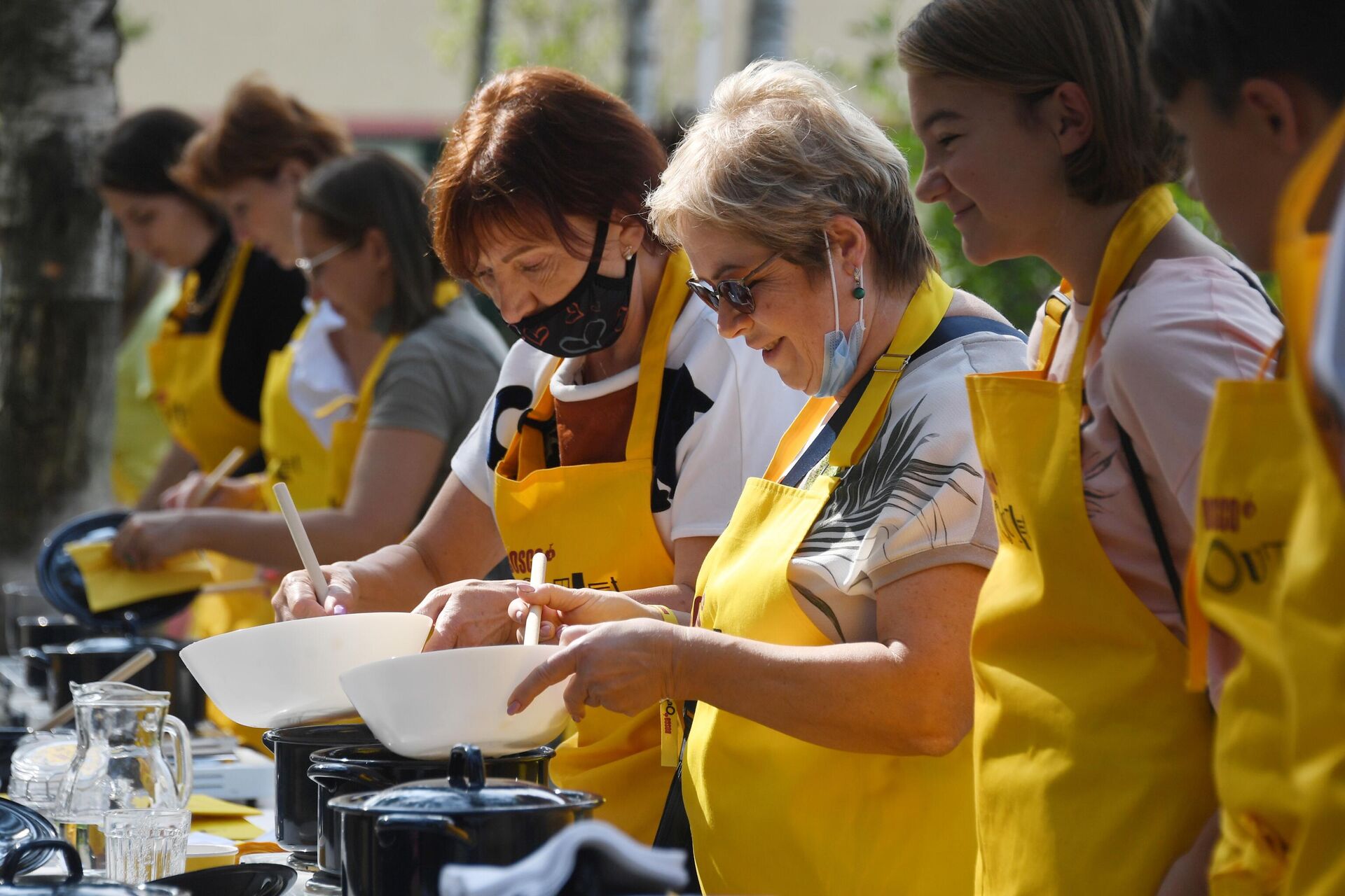 Приготовление варения на пикнике Bosco Outlet на территории Vnukovo Outlet Village в Москве - РИА Новости, 1920, 17.06.2022