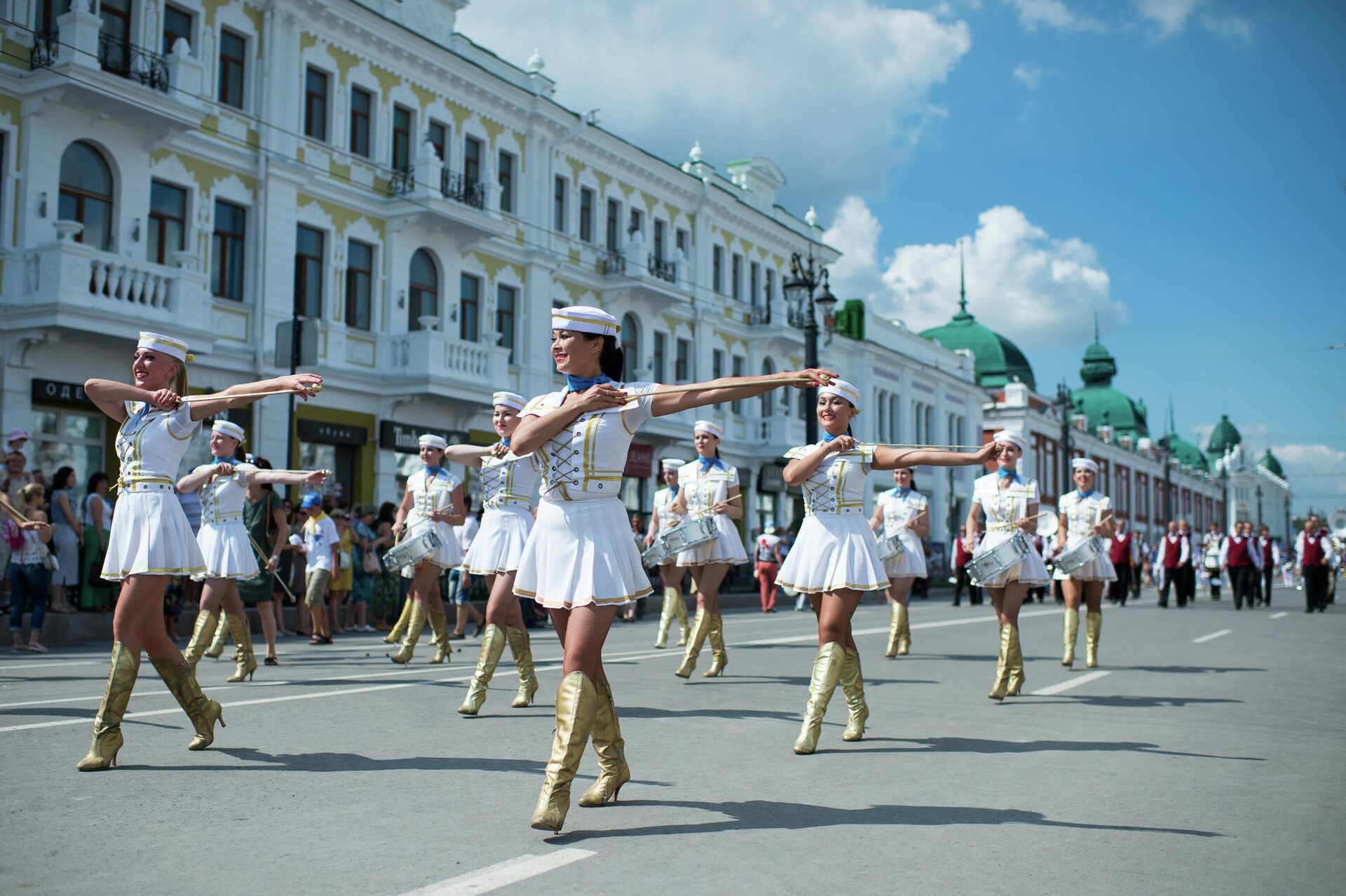 Театрализованное шествие по улице Ленина во время празднования 300-летия Омска - РИА Новости, 1920, 18.06.2022