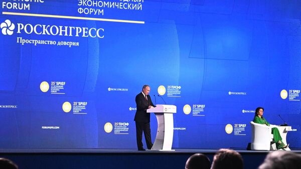 Президент России Владимир Путин выступает на пленарном заседании XXV Петербургского международного экономического форума