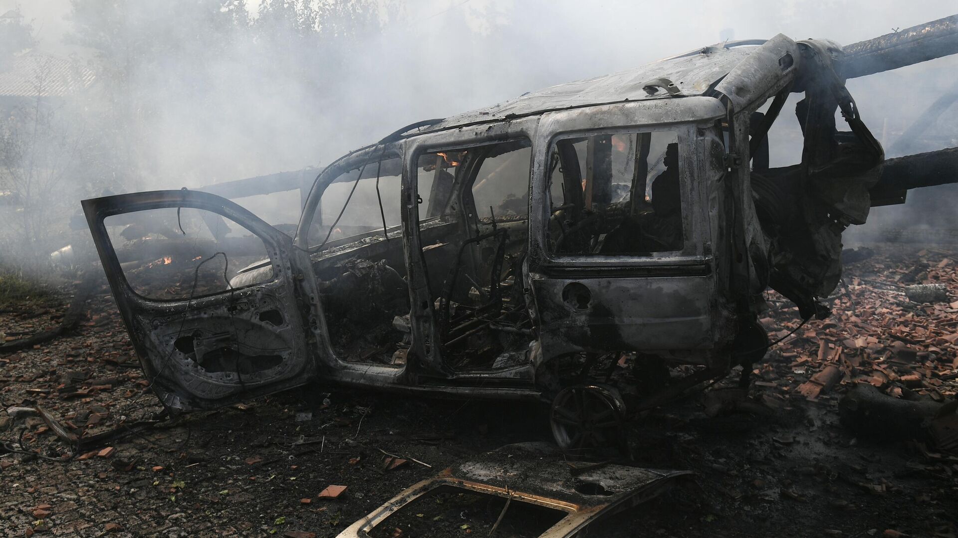 Автомобиль, получивший повреждения в результате обстрела со стороны ВСУ Киевского района Донецка - РИА Новости, 1920, 07.07.2022