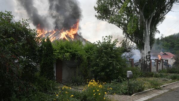 Пожар, возникший в жилом доме в результате обстрела со стороны ВСУ Донецка