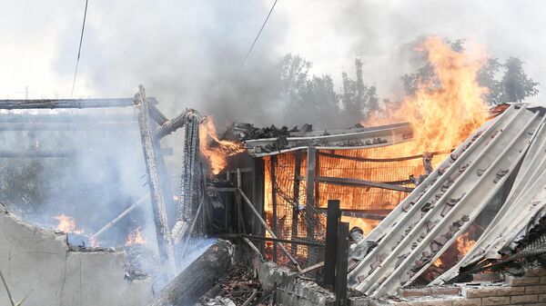 Пожар, возникший в жилом доме в Донецке в результате обстрела со стороны ВСУ