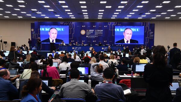 Экраны с трансляцией выступления президента РФ Владимира Путина на пленарном заседании XXV Петербургского международного экономического форума