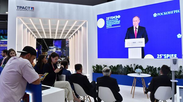 Экран с трансляцией выступления президента России Владимира Путина на пленарном заседании XXV Петербургского международного экономического форума