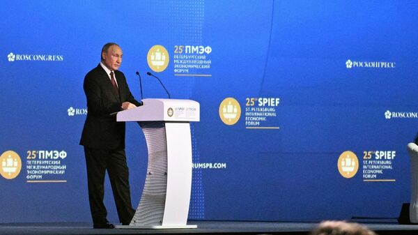Президент России Владимир Путин выступает на пленарном заседании юбилейного, XXV Петербургского международного экономического форума