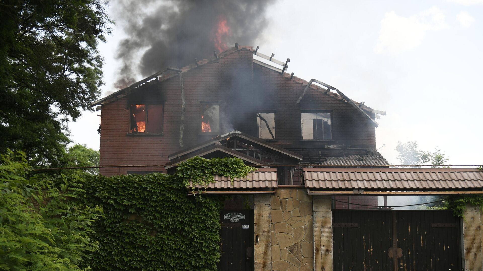 Пожар, возникший в жилом доме в результате обстрела со стороны ВСУ Киевского района Донецка
 - РИА Новости, 1920, 18.06.2022
