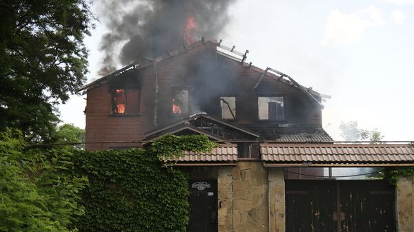 Пожар, возникший в жилом доме в результате обстрела со стороны ВСУ Киевского района Донецка
