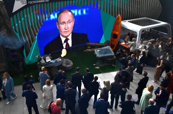 Экран с трансляцией выступления президента РФ Владимира Путина на пленарном заседании XXV Петербургского международного экономического форума