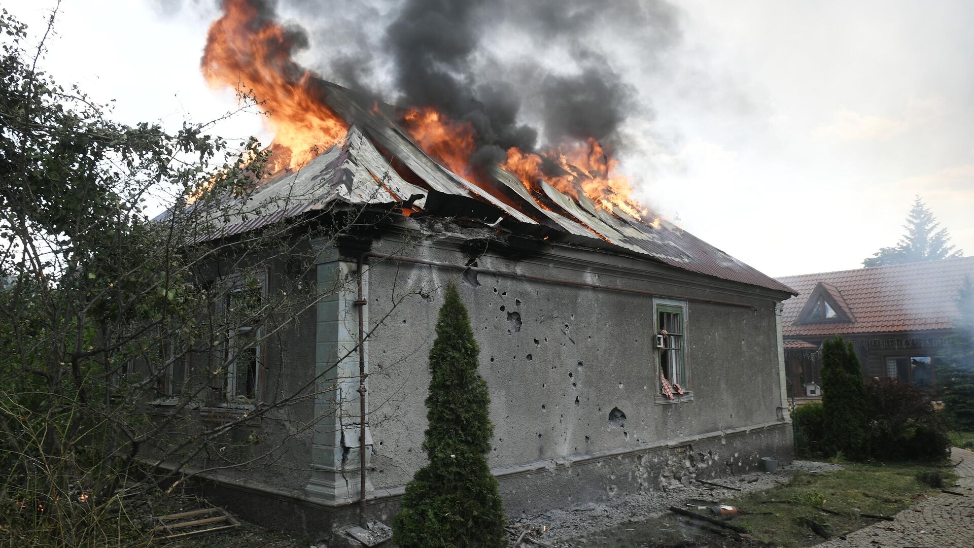 Пожар, возникший в жилом доме в результате обстрела со стороны ВСУ Киевского района Донецка - РИА Новости, 1920, 04.07.2022