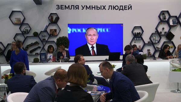 Экран с трансляцией выступления президента РФ Владимира Путина на пленарном заседании XXV Петербургского международного экономического форума
