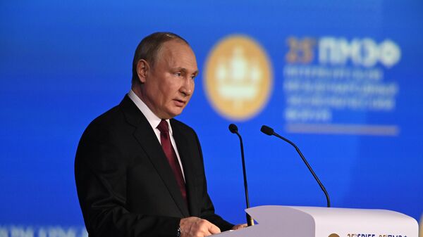  Президент РФ Владимир Путин выступает на пленарном заседании юбилейного, XXV Петербургского международного экономического форума