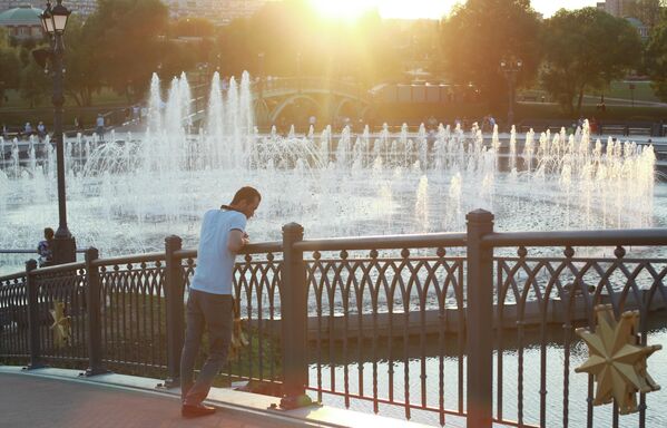 Мужчина возле светомузыкального фонтана на территории острова-Подковы музея-заповедника Царицыно в Москве
