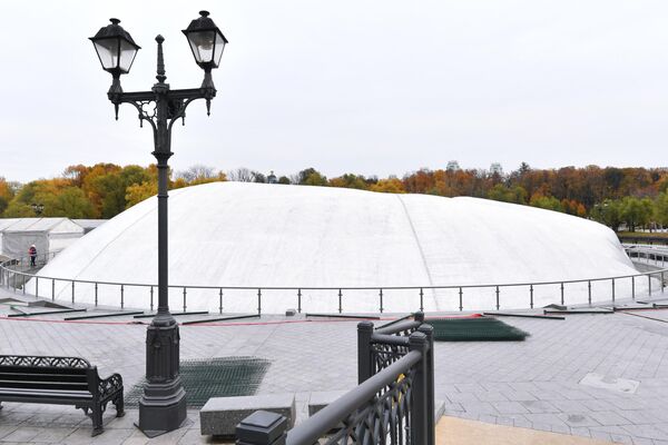 Защитный надувной купол над фонтаном в парке Царицыно в Москве
