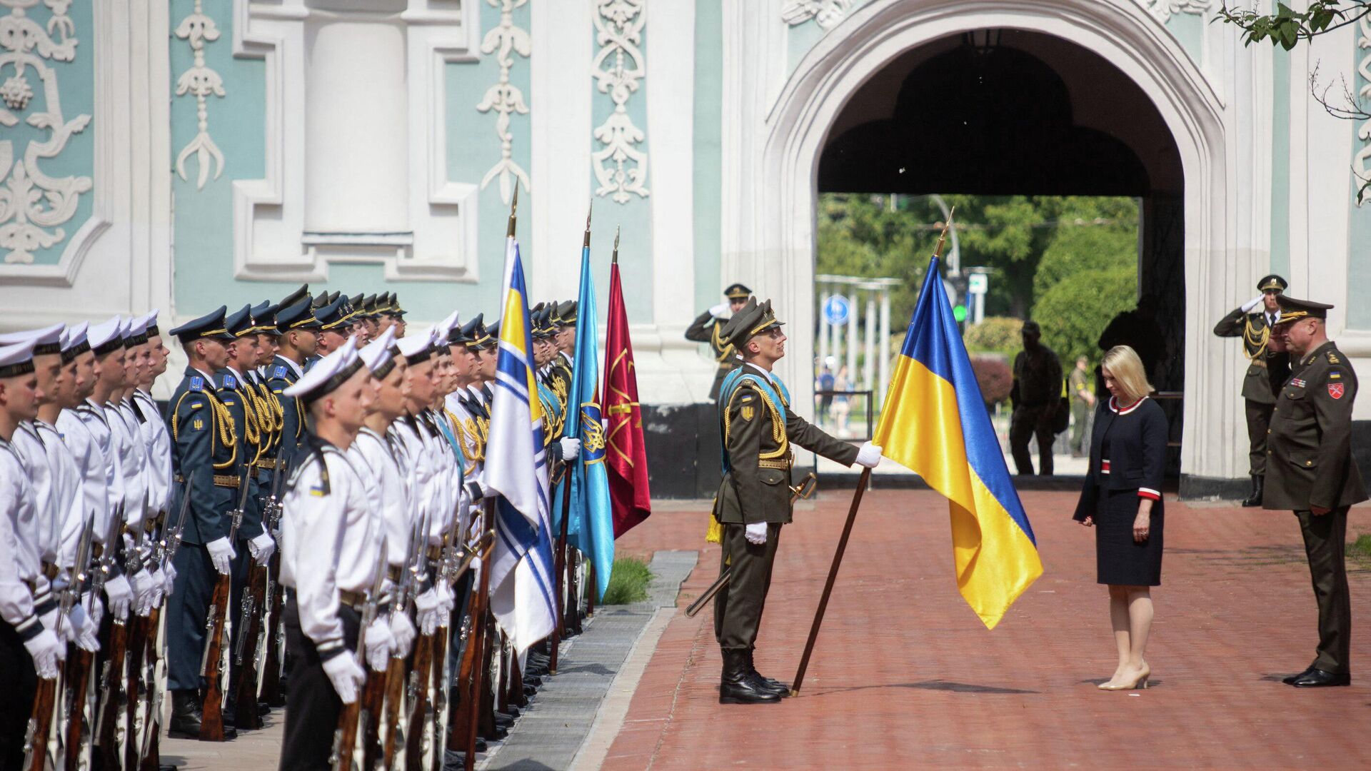 Посол США в Украине Бриджит Бринк (вторая справа) и строй почетного караула в Киеве - РИА Новости, 1920, 18.06.2022