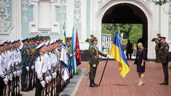 Посол США в Украине Бриджит Бринк (вторая справа) и строй почетного караула в Киеве