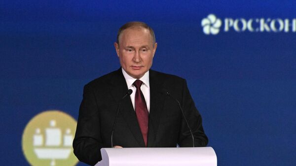 Президент РФ Владимир Путин выступает на пленарном заседании юбилейного, XXV Петербургского международного экономического форума