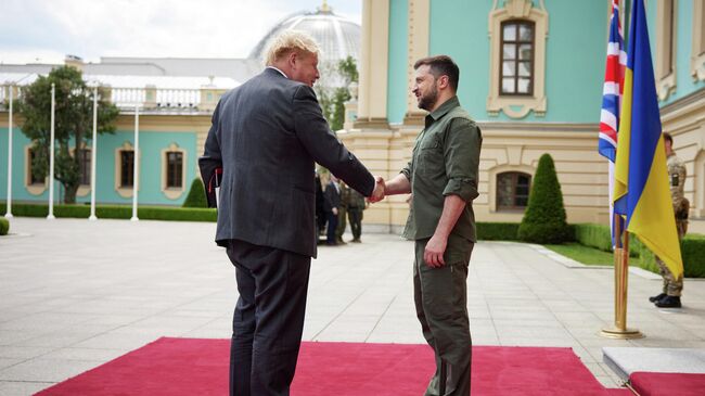 Премьер-министр Великобритании Борис Джонсон и президент Украины Владимир Зеленский во время встречи в Киеве. 17 июня 2022