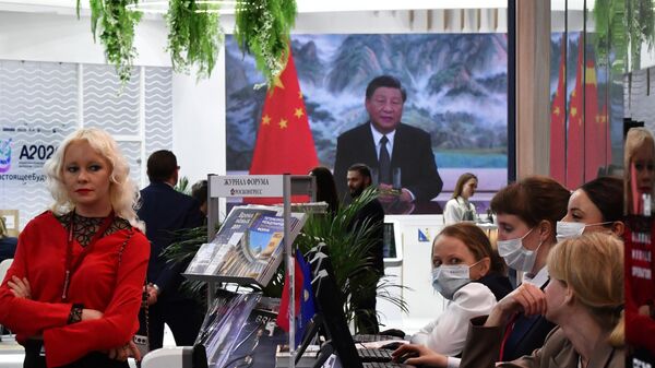 Экран с трансляцией выступления председателя КНР Си Цзиньпиня на XXV Петербургском международном экономическом форуме в конгрессно-выставочном центре Экспофорум