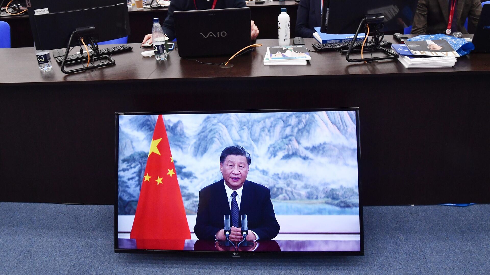Экран с трансляцией выступления председателя КНР Си Цзиньпиня на XXV Петербургском международном экономическом форуме в конгрессно-выставочном центре Экспофорум - РИА Новости, 1920, 17.06.2022