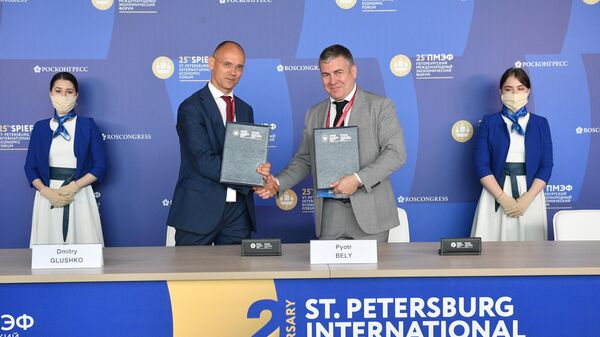 Председатель совета директоров ГК Промомед Петр Белый во время подписания соглашения о стратегическом партнерстве с российскими вузами в рамках ПМЭФ-2022 