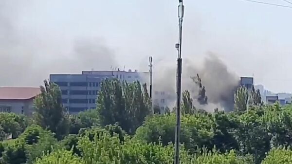 Дым над заводом Топаз в Куйбышевском районе Донецка. Кадр из видео очевидца