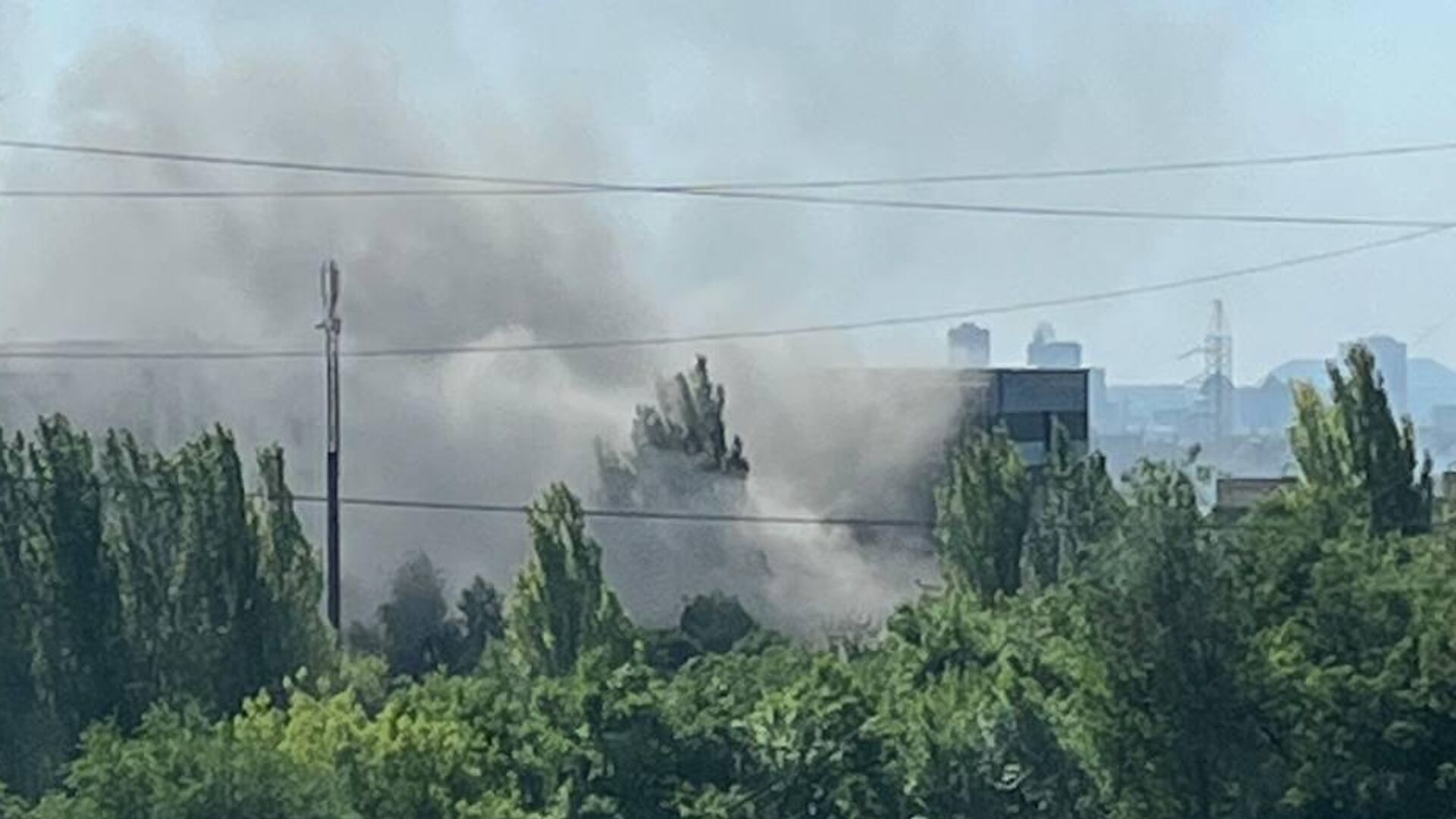 Дым над заводом Топаз в Куйбышевском районе Донецка. Кадр из видео очевидца - РИА Новости, 1920, 18.06.2022