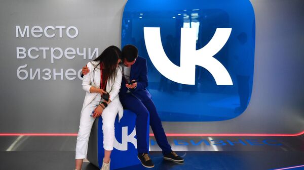Люди у стенда социальной сети ВКонтакте на выставке XXV Петербургского международного экономического форума
