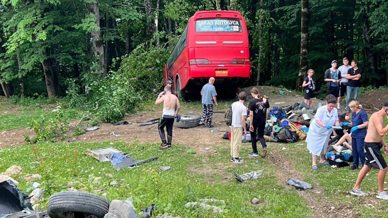 На месте ДТП с участием туристического автобуса в Апшеронском районе Краснодарского края - РИА Новости, 1920, 18.06.2022