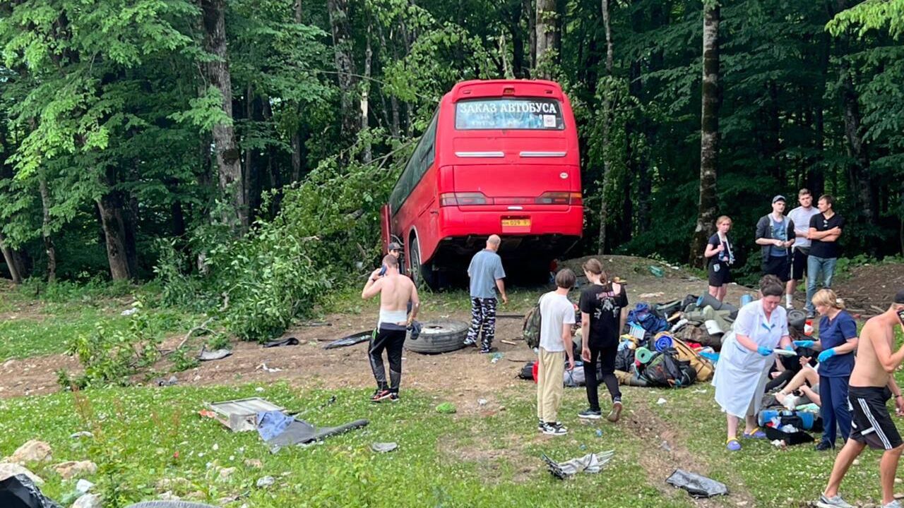 На метсе ДТП с участием туристического автобуса в Апшеронском районе Краснодарского края - РИА Новости, 1920, 18.06.2022