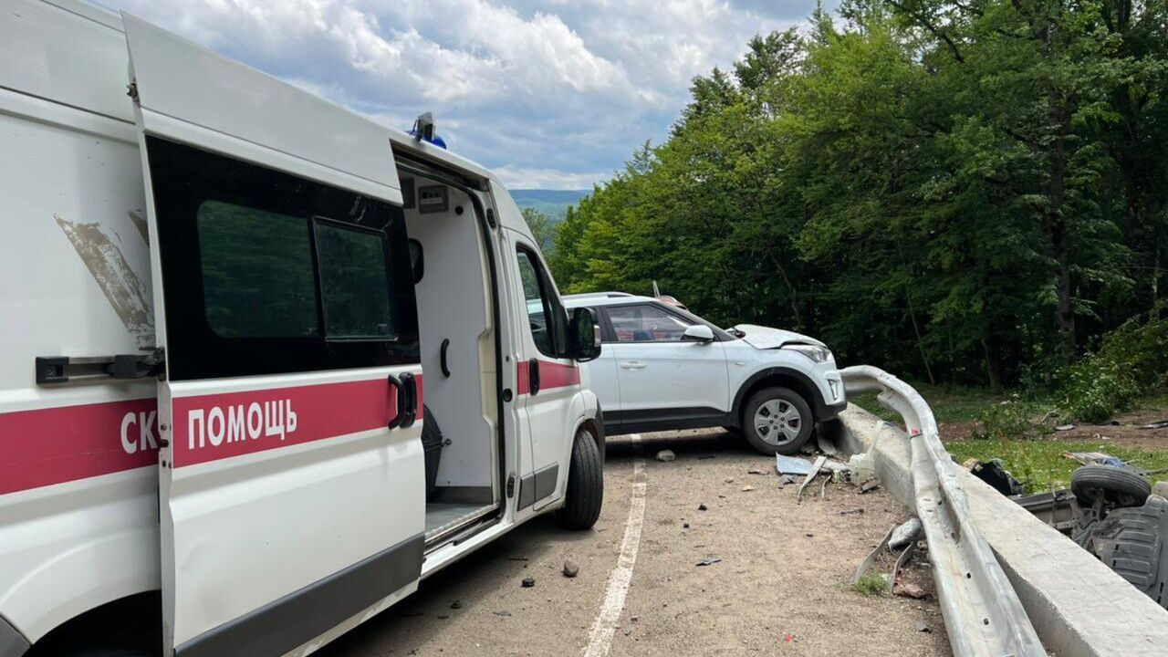 На метсе ДТП с участием туристического автобуса в Апшеронском районе Краснодарского края - РИА Новости, 1920, 18.06.2022