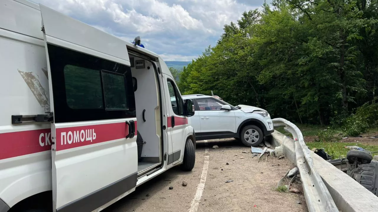 На метсе ДТП с участием туристического автобуса в Апшеронском районе Краснодарского края На метсе ДТП с участием туристического автобуса в Апшеронском районе Краснодарского края - РИА Новости, 1920, 18.06.2022