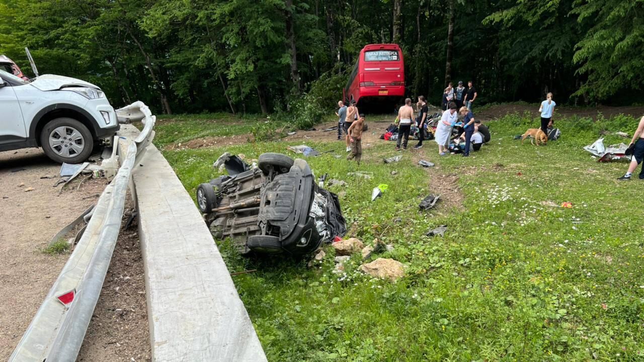 На метсе ДТП с участием туристического автобуса в Апшеронском районе Краснодарского края - РИА Новости, 1920, 18.06.2022