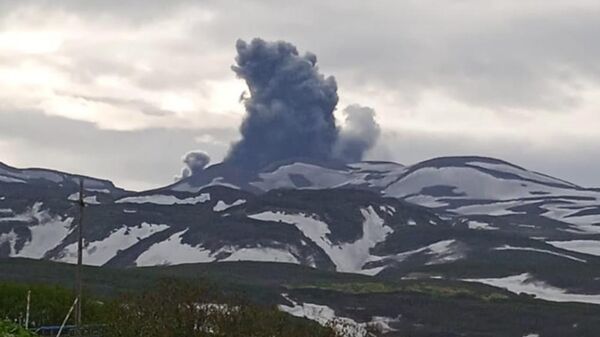 Выброс пепла зафиксирован на вулкане Эбеко
