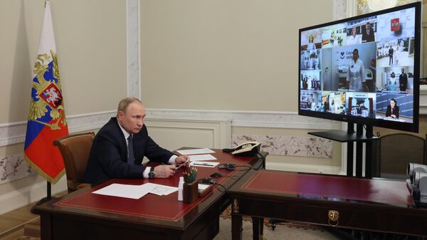 Президент России Владимир Путин участвует в режиме видеоконференции в открытии новых объектов здравоохранения в нескольких регионах России