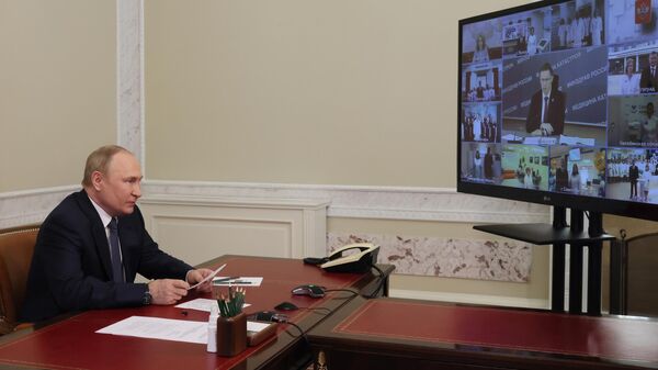 Президент России Владимир Путин участвует в режиме видеоконференции в открытии новых объектов здравоохранения в нескольких регионах России