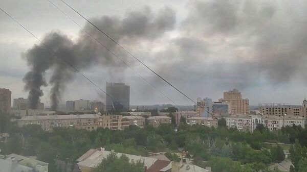 Последствия обстрела центральных районов Донецка. Кадр из видео