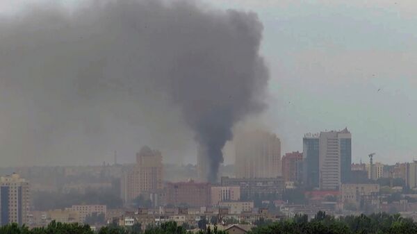 Последствия обстрела центральных районов Донецка. Кадр из видео