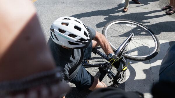 Президент США Джо Байден после падения с велосипеда