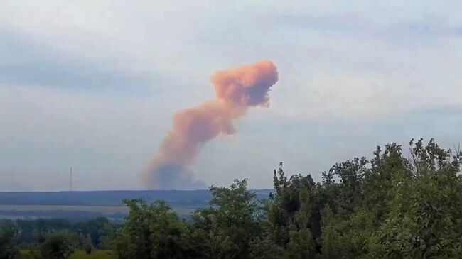 Дым от взрыва в районе Северодонецка