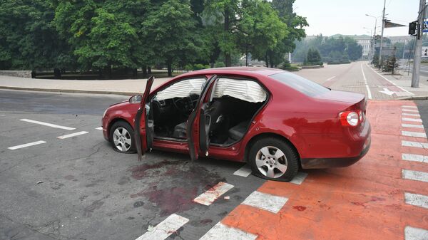 Машина со следами крови человека, погибшего во время обстрела Ворошиловского района Донецка