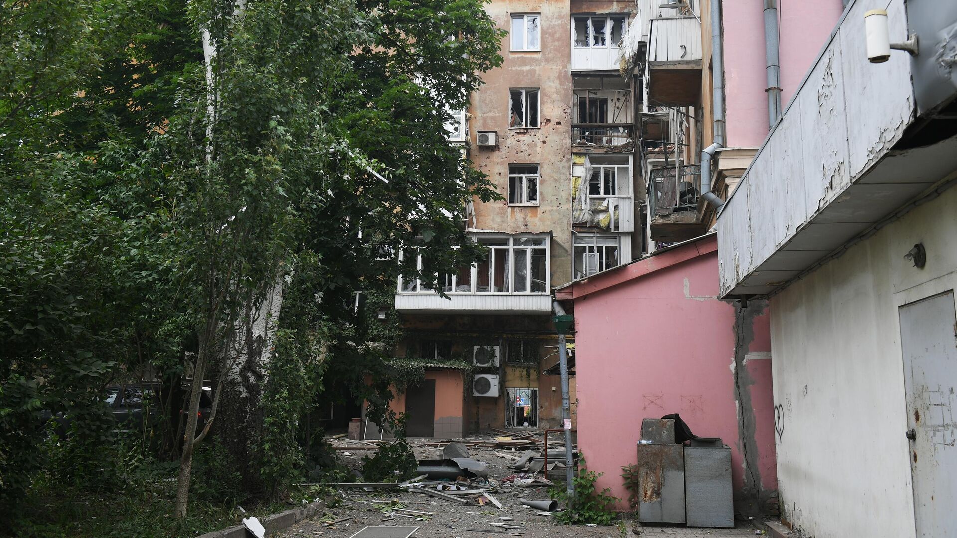 Жилой дом на Университетской улице в Ворошиловском районе Донецка, подвергшийся обстрелу - РИА Новости, 1920, 20.06.2022