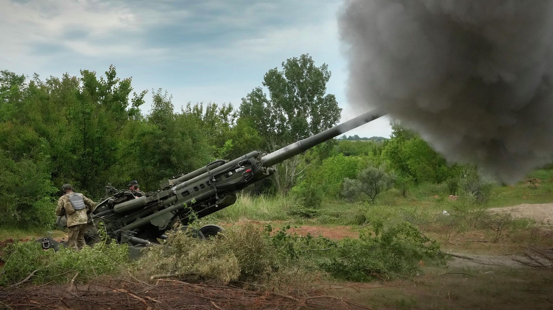 Украинские солдаты ведут обстрел из американской гаубицы М777 в ДНР - РИА Новости, 1920, 23.06.2022