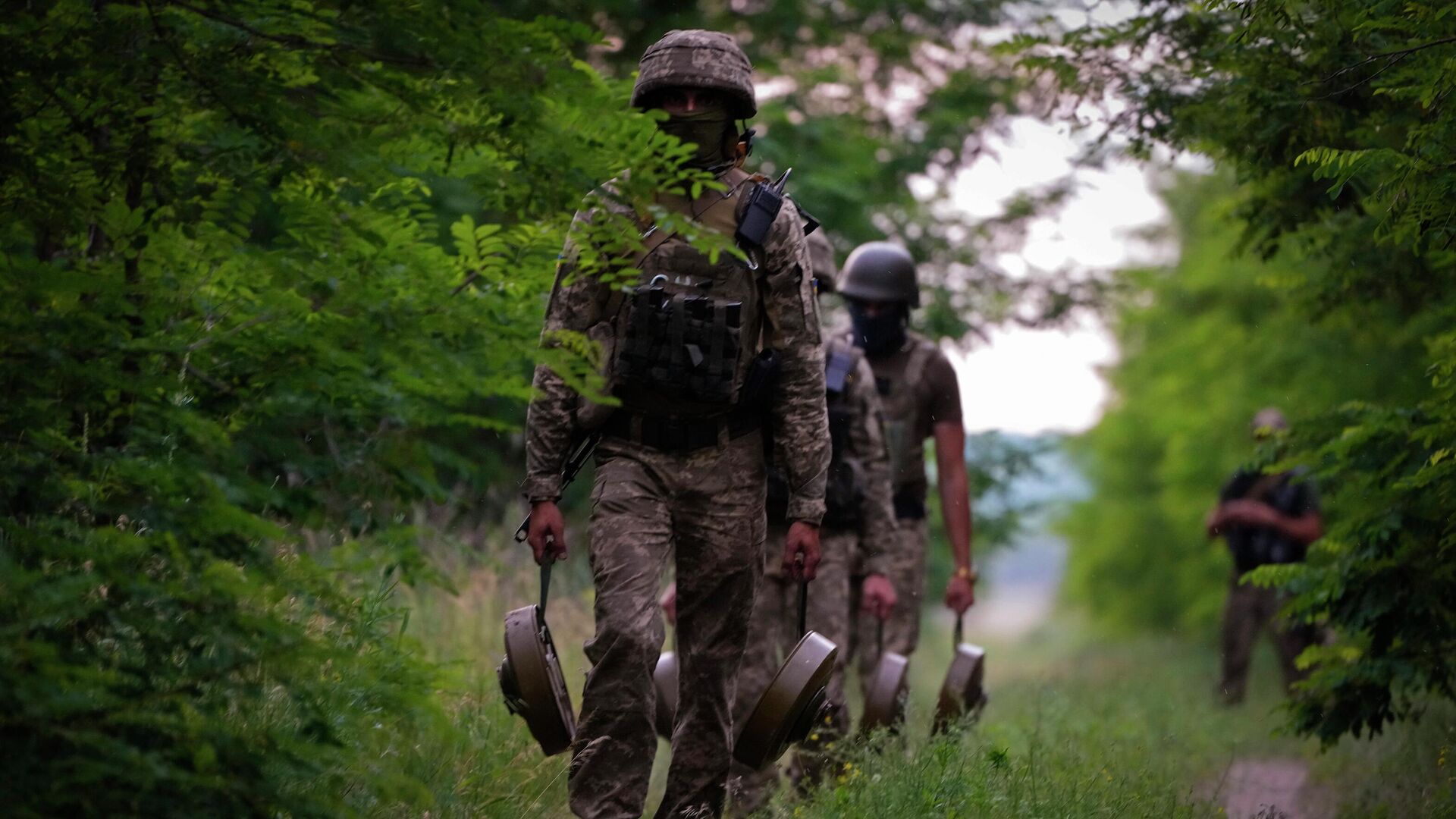 Военнослужащие Украины несут противотанковые мины в Донецкой области - РИА Новости, 1920, 19.07.2022