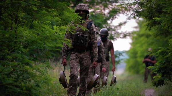 Военнослужащие Украины несут противотанковые мины