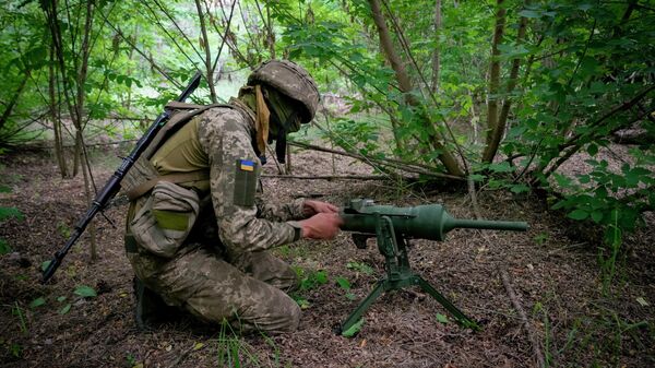 Военнослужащий Украины устанавливает немецкую противотанковую мину в Донецкой области