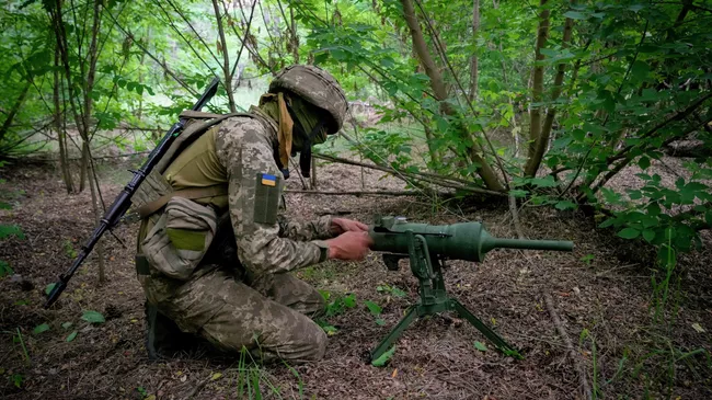 Военнослужащий Украины устанавливает немецкую противотанковую мину в Донецкой области